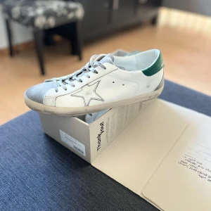 Golden goose skor - Säljer ett par nya golden goose skor som endast använts 3 gånger. Självklart äkta och äkthetsbevis finns, storlek 45 och säljs då de är för stora för mig. Låda och allt annat original följer med.
