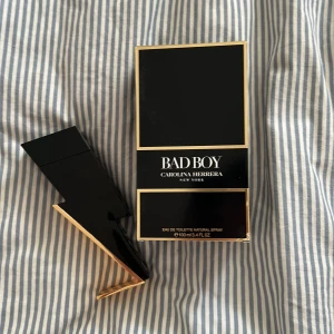 Bad boy C.H. Edt  - Tjännnaa! En väldigt snålt använd Carolina herrera parfym! Perfekt till sommaren! Skulle säga att det är ungefär 98% kvar i flaskan.. skriv för funderingar!   Box medföljer!