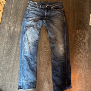Levis jeans - Säljer min jeans då dom är för stora. Hade glömmt att jag hade dom men har använt dom vädligt få gånger 