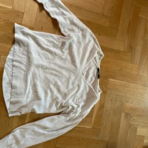 Tröja - En tröja köpt från bikbik i storlek xs som inte kommit så mycket till användning. Väldigt fin och skön tröja.