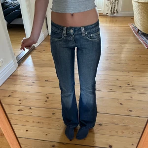 lågmidjade jeans - säljer dessa super snygga lågmidjade jeans med rhinestone detaljer💘dem är tyvärr lite för korta för mig, skriv om ni har någon fråga🫶köpta för 500💗 Midjemått: 33cm Innerbenslängd: 81cm 