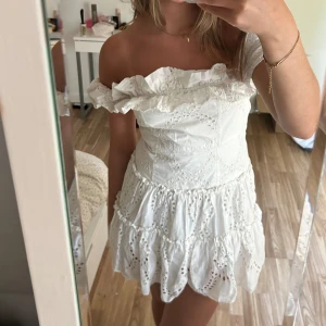 Zara klänning - Jättefin somrig klänning från Zara!!🤍🤍Storlek M men passar även S