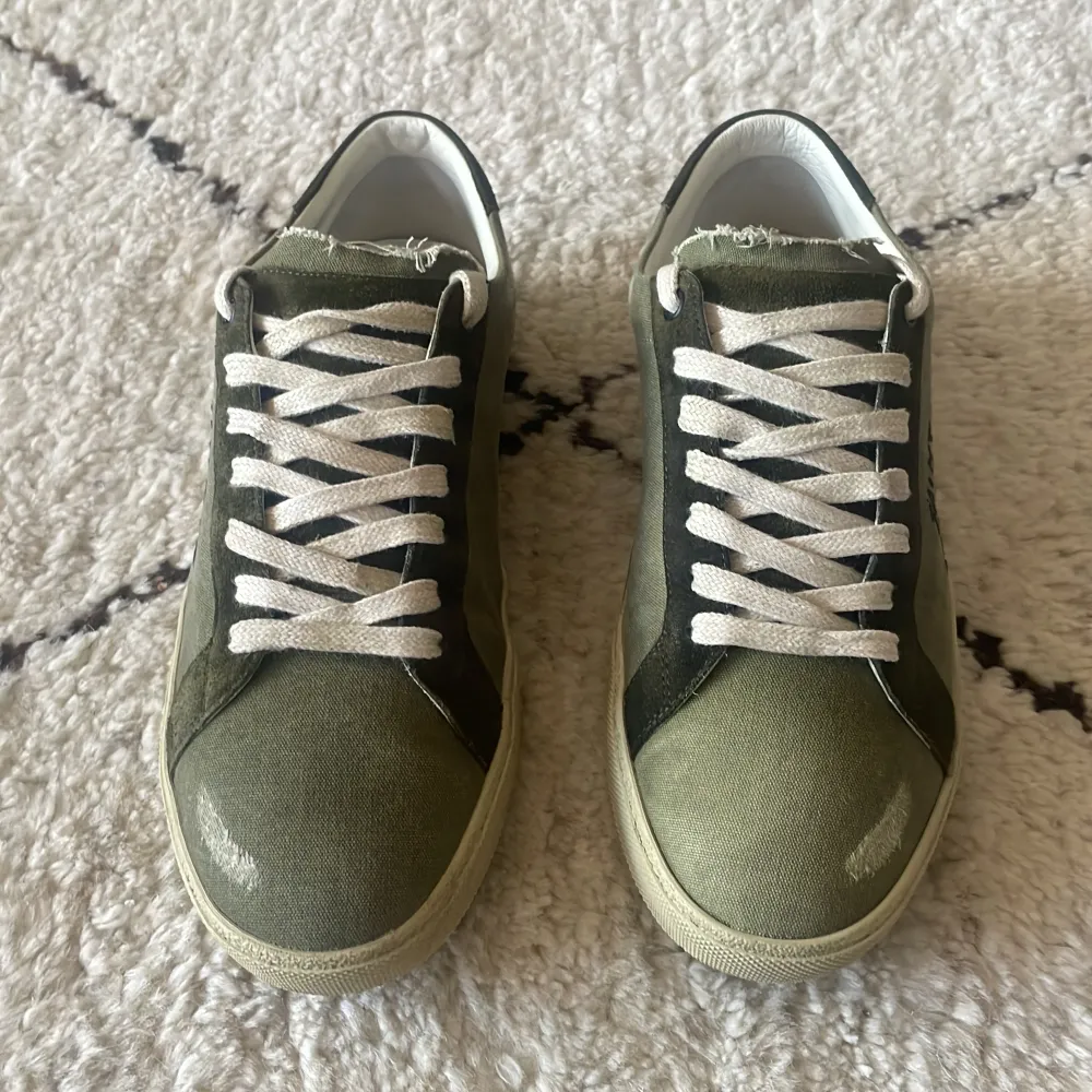 Saint Laurent “Distressed” SL/06 Sneakers! | Skick 9/10, fräscha | Dessa görs inte längre och sjukt svåra att få tag på, dagens nypris är runt 7000kr | Storlek 42, passar 43 | Box medföljer! | Svarar gärna på era frågor och funderingar!. Skor.