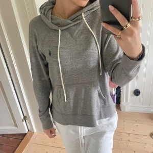 Ralph lauren hoodie - Grå hoodie från Ralph Lauren med blå höstlogga. Storlek XS men passar som en S. Ordinarie pris ca 2100kr. Pris går att diskuteras🥰