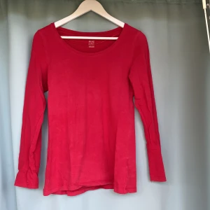 Tröja - Långärmad tunn bomulls tröja i bra skick använd ett par gånger 