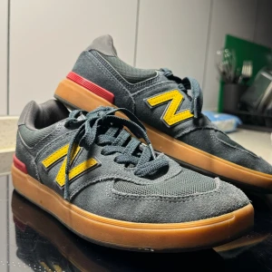 New balance 574 navy  - Använda Max 3 gånger, skulle säga att de är i nyskick.