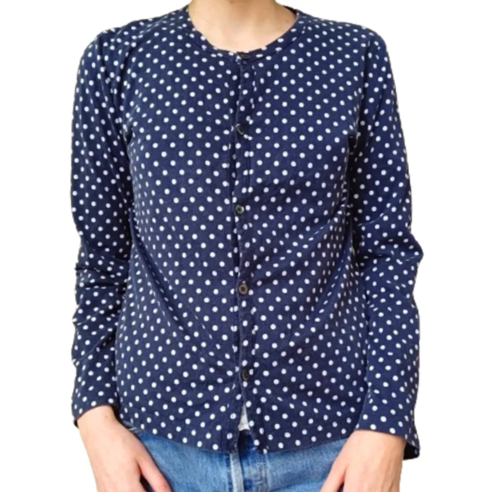 Mörkblå kofta i prickigt mönster från ett sammarbete med Comme des Garços och H&M. Finns en matchande tröja. 325 kr för båda tröjorna.. Tröjor & Koftor.