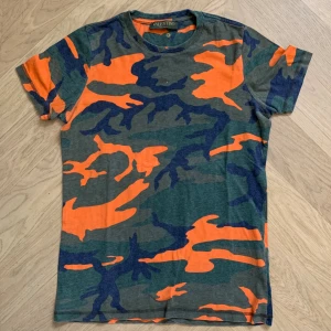 Valentino T-Shirt - Campuflauge äkta valentino t shirt i rikigt fint skick. Storlek S sitter normalt i storleken. 