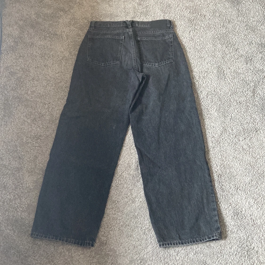 Svarta/mörkgrå baggy jeans från Vailent - 90