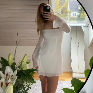 Studentklänning 👩‍🎓  - Säljer min fantastiska studentklänning som jag använt 1 gång, på min graduation i USA 👩‍🎓 Klänningen är i nyskick! 