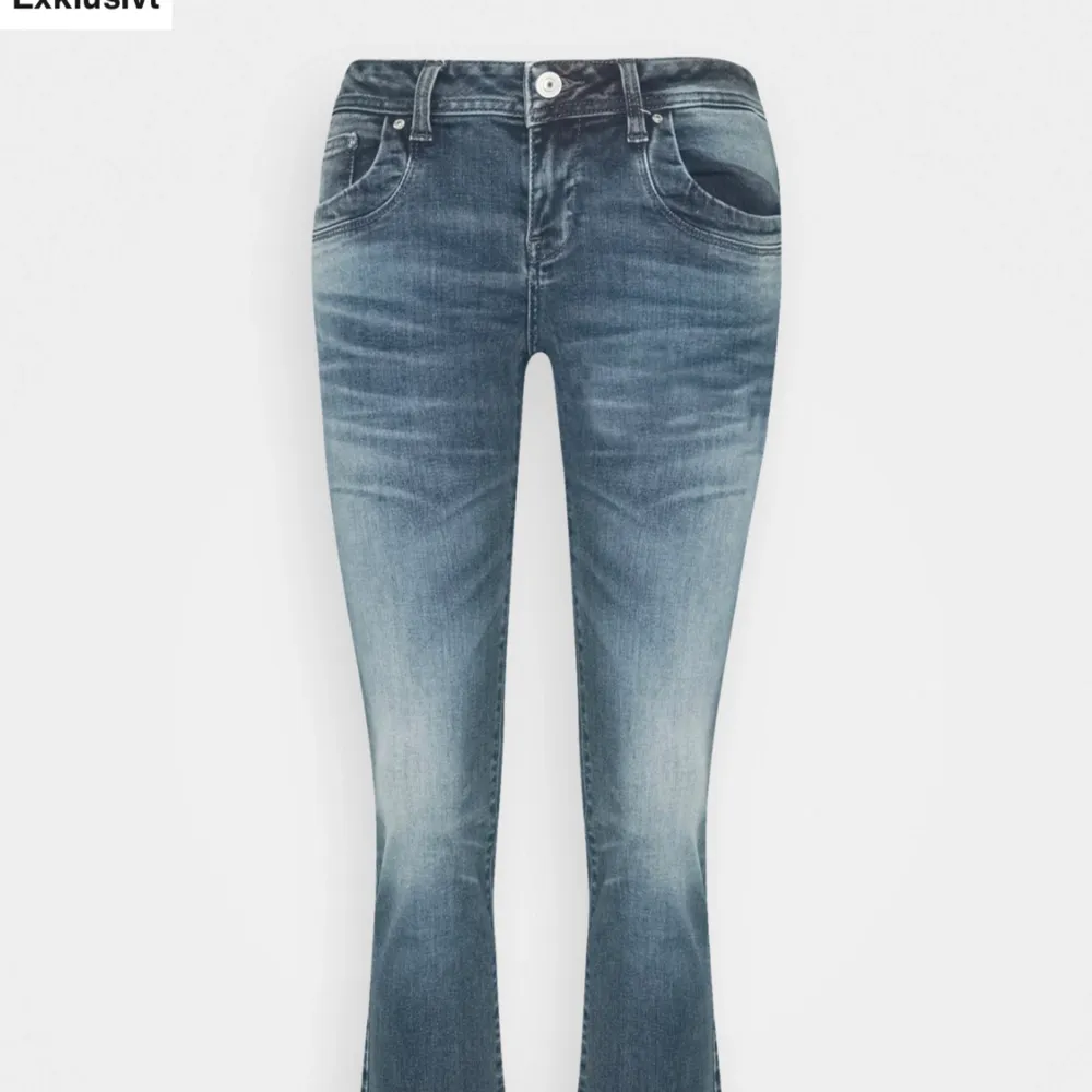 Lågmidjade bootcut jeans ifrån LTB, storlek 25x34🫶Jag är 173 och de är bra i längden på mig😁. Jeans & Byxor.