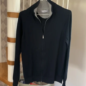 Zip tröja - En snygg zip tröja från Mango som inte kommer till användning och som är i fint skick.
