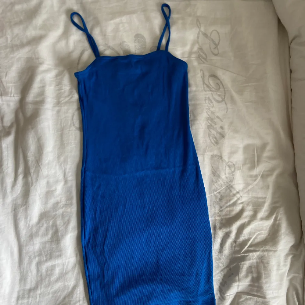 Blå tight kort klänning  Nyskick  Bortklippt lapp där storleken står men den passar som en xs/s. Klänningar.