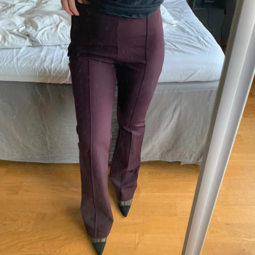 Vinröda kostymbyxor med pressveck. Jeans & Byxor.
