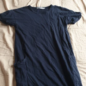 Balklänning  - Jag har använt den efter jag har badat. Den har ett litet hål vid märket men syns knappt.