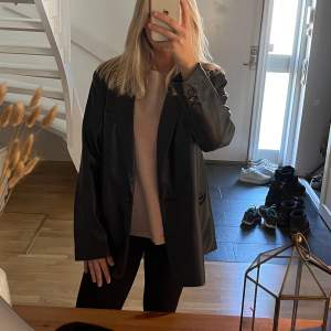 As snygg skinnjacka från zara. I storlek L men sitter snyggt oversized på mig som har xs/s. Inga tecken på användning. Passar till allt!!🥳🥰💕