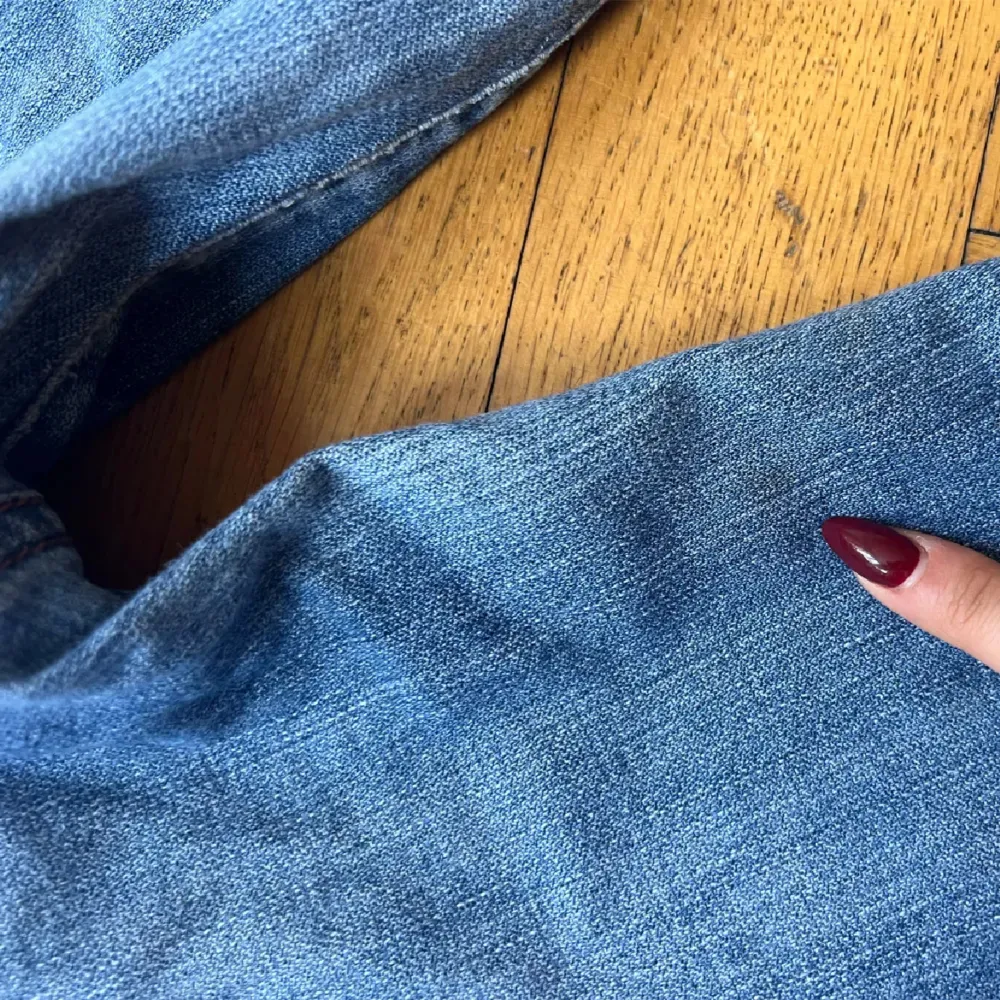 Ljusblåa Levi’s jeans. Mått i cm: midja: 38, Innerben: 72, jag är 165. Defekter: läderlappen har krympt samt att det är en svag fläck på bakre benet (se bilder). . Jeans & Byxor.