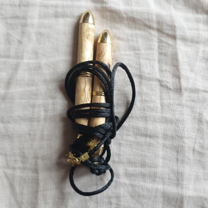 Fina träpennor - Aldrig använt, min morfar har gjort dem. Man kan ha dem runt nacken, man får båda!