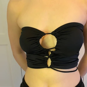 Somrig festtopp!  - Supersnygg festtopp med knytning runt midjan! Inga defekter och använd fåtal gånger! 