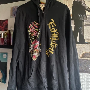 Ed hardy zip up  - Snygg vintage ed hardy zip up, knappt använd.  Storlek XL med sitter bra och oversized på mig som har S