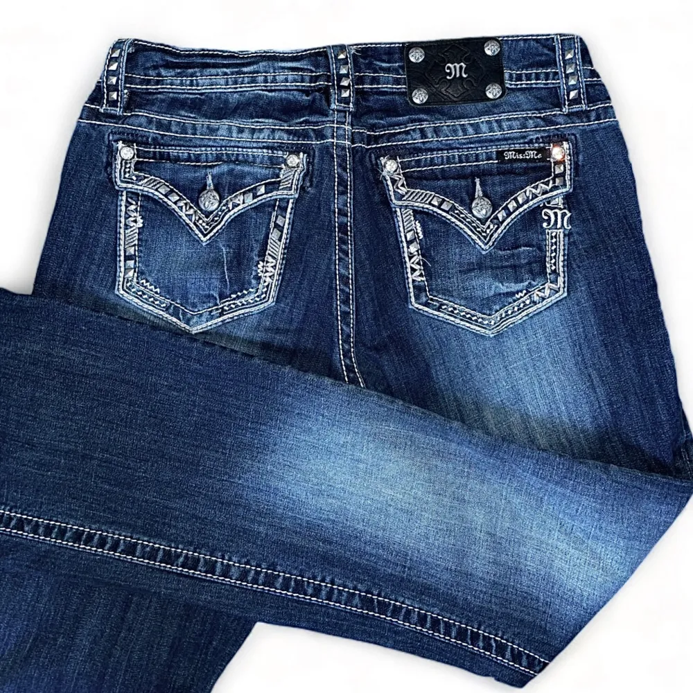 Miss me jeans i modellen Boot i perfekt skick utan några defekter, med detaljer på fickorna / strl 30 som motsvarar ungefär M , sitter lågmidjade och är utsvängda 💕 // midja 39cm, längd 104cm, innerbenslängd 82cm // (för stora så håller upp på bild). Jeans & Byxor.