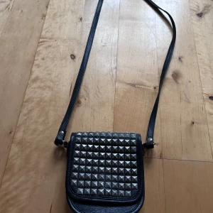 Skinväska  - Skinväska från topshop med nitar 