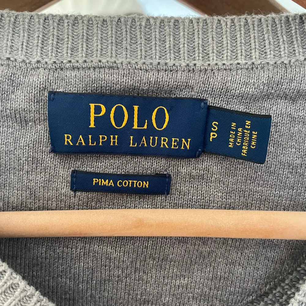 Säljer min riktigt snygga stickade Ralph lauren tröja i perfekt skick! Kom privat om du har någon fråga eller fundering! . Stickat.