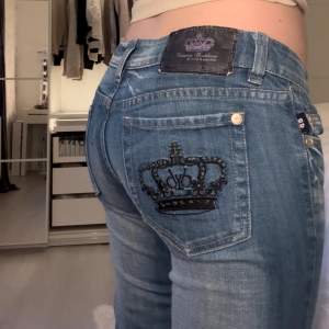 Säljer mina Victoria Beckham jeans som jag köpt på Plick men tyvärr inte hunnit använda själv på grund av graviditet så de inte passar längre. 