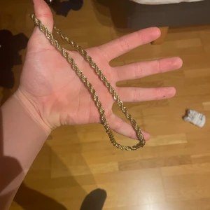 Guld halsband - Ett snyggt guld halsband som inte är använt (fake) jag står inte för frakten, skriv vid frågor!