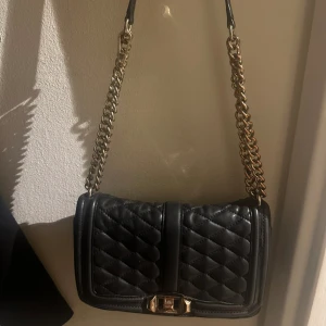 Rebecca Minkoff väska - Välanvänd väska i bra skick, därav priset (ny pris 6863 kr).