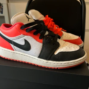 Jordan skor  - Jordan skor. Knappt använda . Säljer dom pga av att sonen vuxit ur dom.  Storlek: 38  Kartongen finns kvar. 