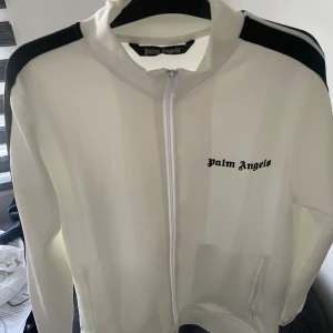 Palm angels tröja VIT  - 9,5/10 Använt två gånger Säljer för att den är för stor för mig  Passar M-L  