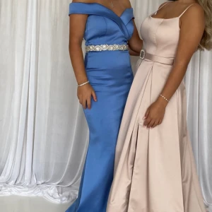 Balklänning / Festklänning - Säljer denna fina klänning. Den är endast använd en gång. Skulle säga att den passar både 34 och 36. Bandet i midjan är påsytt och går att ta bort.