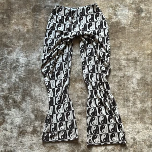 Urban oitfitters-mysbyxor! - Ett par lowwaisted mysbyxor som e från urban outfitters, köpte dem för 599kr men sänker priset till 299-300kr! Dem e storlek 36 på mig som e 1,73 lång och 14 år gammal👍😃