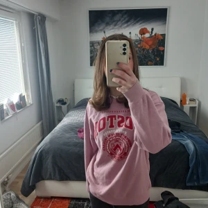 Gullig sweatshirt - Supermysig sweatshirt med boston tryck på, köpt på HM för 200 tror jag. Inga defekter använd några gånger. 