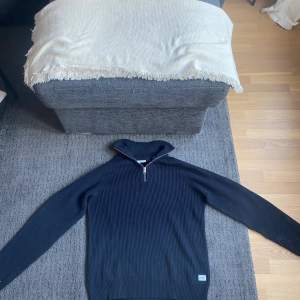 Säljer nu denna extremt snygga half zip ifrån Jack & Jones, den är endast använt några gånger så skicket är 8.5/10. Den används inte längre och storleken är M. Nypris 399kr.