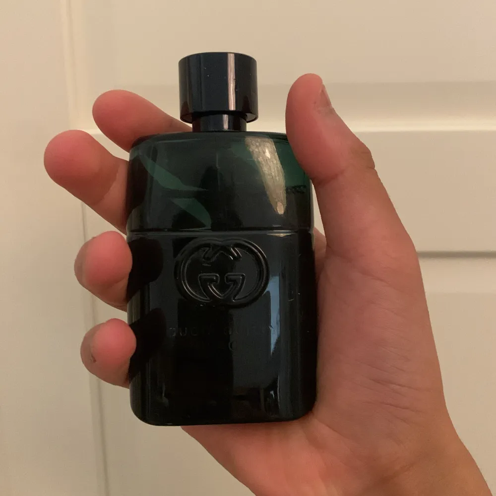 Säljer denna Gucci Guilty black med en fantastisk fräsch, grön, blommig och citrus vår och sommar doft. Ca 43 ML kvar.. Parfym.