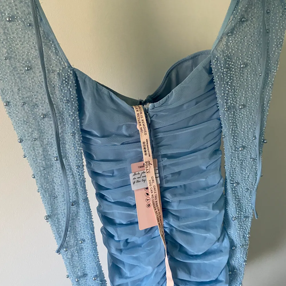 Säljer denna otroliga klänningen från oh polly då den är för kort på mig som är 172 cm skulle säga att den passar xs/s🥰underbar till sommaren 🤌, köparen står för frakten, pris kan diskuteras 🤩. Klänningar.