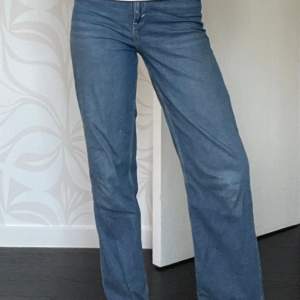 Säljer ett par blåa jeans från H&M. Storlek 170, men passar som en S/XS.  Säljer dem då de är försmå för mig.  Innebenslängden: 79 cm Hela byxans längd: 105 cm