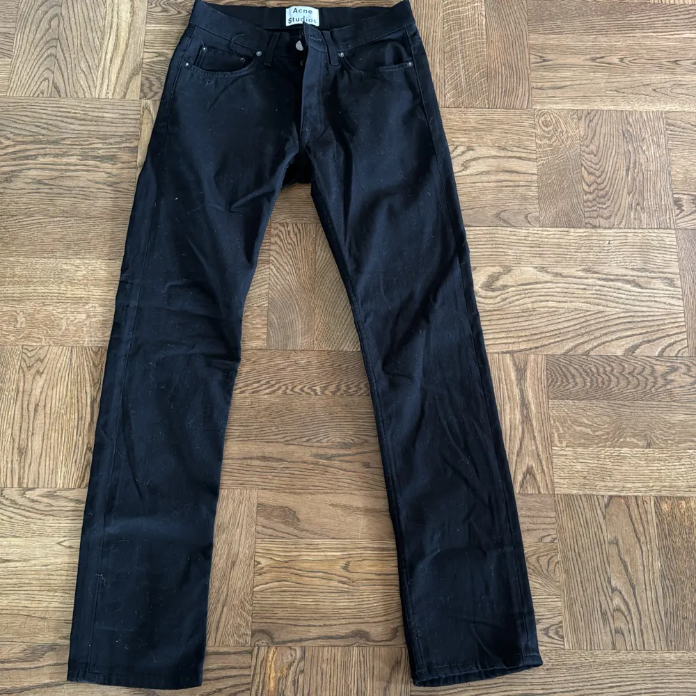 Hel svarta acne studios jeans storlek 28 W 32 L . Jeans & Byxor.
