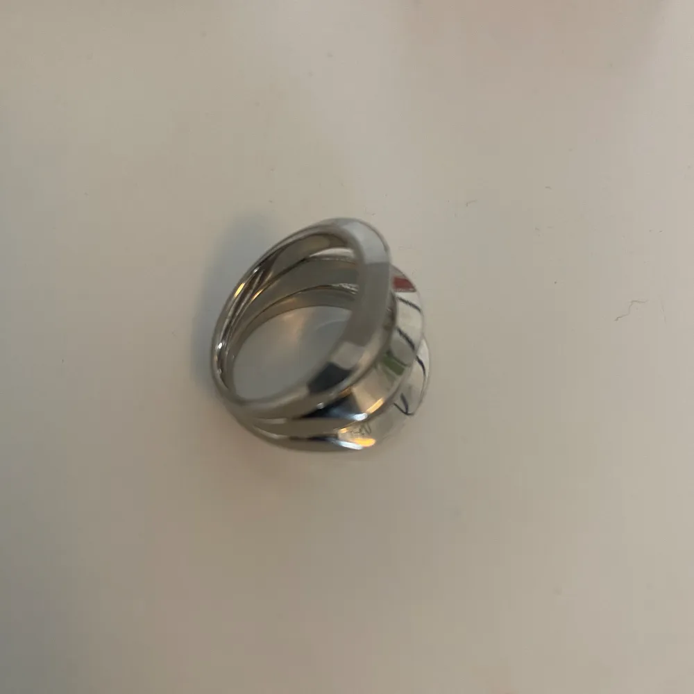 edblad ring i superbra skick säljer då den inte kommer till användning🤩🤩 inte helt säker på storlek men tror det är 17,5 i diameter . Accessoarer.