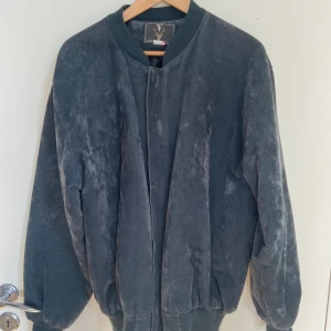 Jacka mocka - Grön jacka i fakemocka. Storlek xl men egentligen m/l