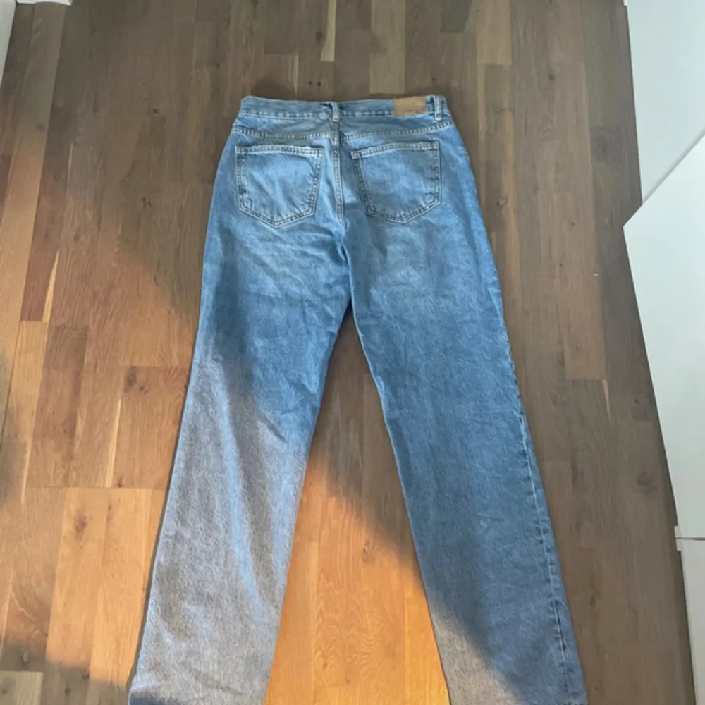 Raka jeans från Gina storlek 36. Använda några gånger men inga synliga tecken på användning. Skicka gärna prisförslag. Jeans & Byxor.