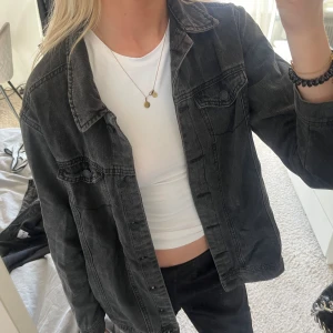 Grå jeansjacka  - Säljer denna gråa jeansjacka då jag redan har en annan grå jeans jacka så känns onödigt att ha två❤️ Det är ett tunt jeans material så väldigt sval och behändig på sommaren! 