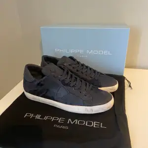 Hej, säljer nu dessa sprillans nya Philippe Model skor i storleken 42 för ett otroligt bra pris! Nypris: 3699kr och vårat pris: endast 2699kr med box och dustbag med såklart. Hör gärna av dig vid frågor och funderingar!