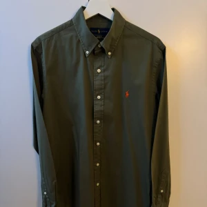 Polo Ralph Lauren skjorta  - Jag säljer min polo Ralph Lauren skjorta eftersom jag inte använder den längre. Den är exakt som ny och knappt använd