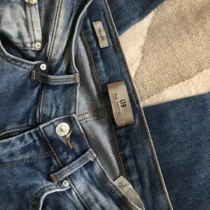 LTB stretch jeans ’Fallon’ strl 24/32 från AboutYou säljes för 350 kr.  Dock har 2 bälteshällor dragits upp och lämnat hål. I övrigt är byxorna i mycket gott skick då de var små redan från början knappt använda/ej tvättade.