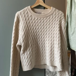 Kabelstickad Tröja - Jätte fin kräm vit, kabelstickad tröja från hm💗 säljer då den inte e blivit använd alls, prislappen är dock inte kvar 💗 vill sälja så snabbt som möjligt