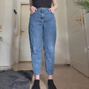 Ankellånga, högmidjade loose mom jeans från H&M. Använda men i fint skick.