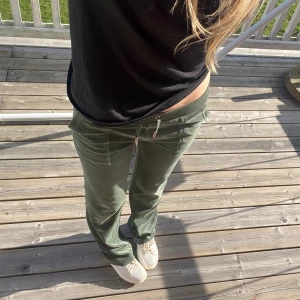 Juicy couture byxor  - Sååå fina juicy couture byxor i grönt. Storlek xs. Som nya alltså inga defekter. Om ni vill ha fler bilder är det bara att skriva. Pris kan diskuteras vid snabb affär. Köpt för 1200